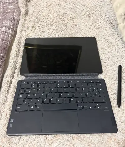 Tablet con teclado y stylus - miniatura 1