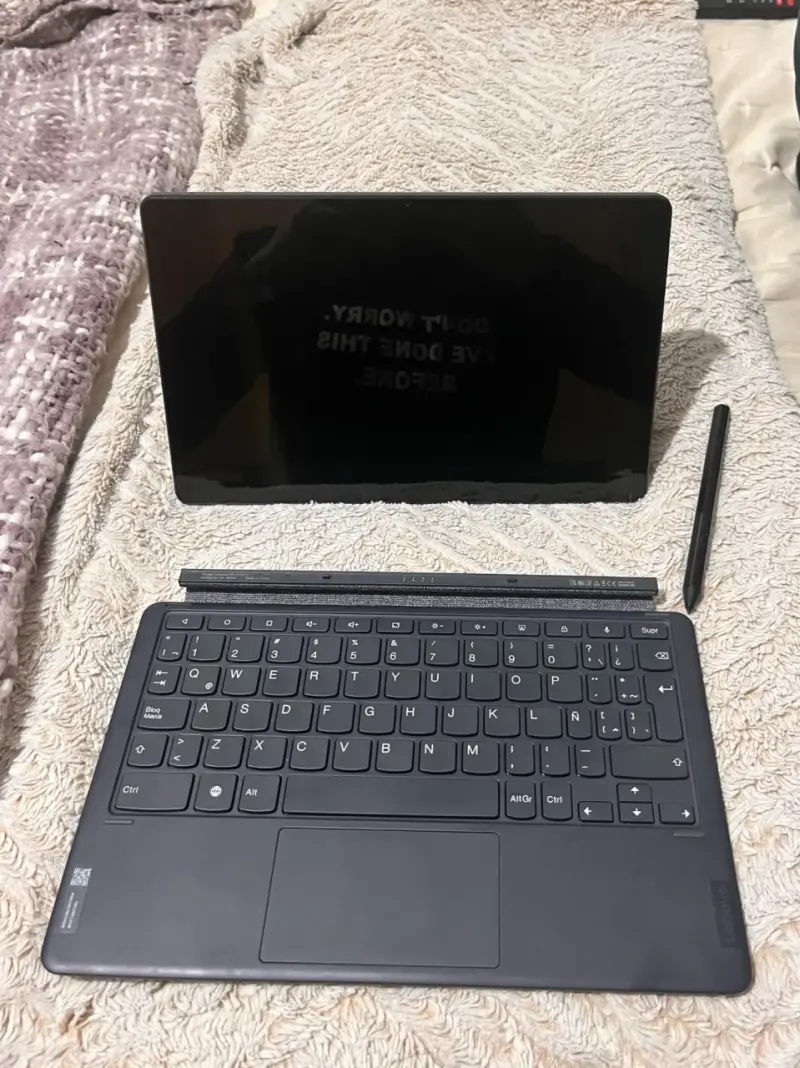 Tablet con teclado y stylus - 2