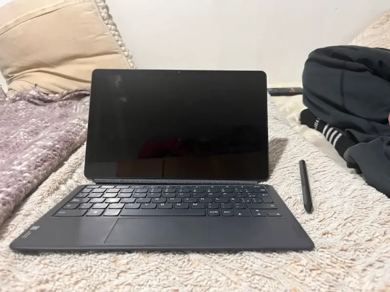 Tablet con teclado y stylus - 3
