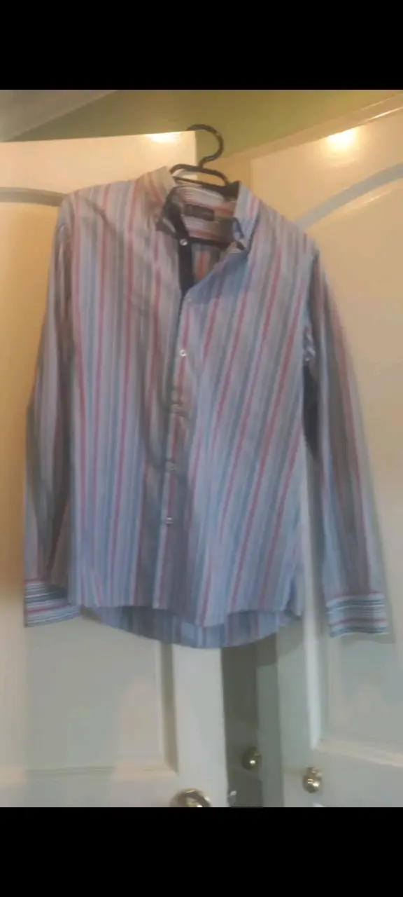 Camisa de rayas azul y rosa