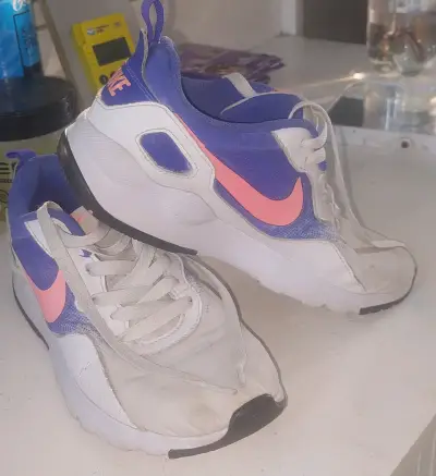 Zapatillas deportivas blancas y moradas - miniatura 1