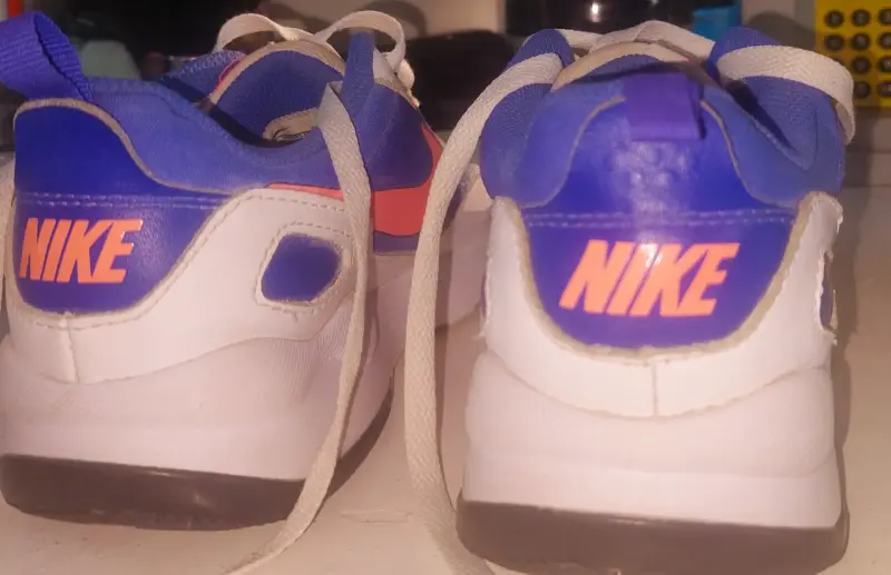 Zapatillas deportivas blancas y moradas - 2