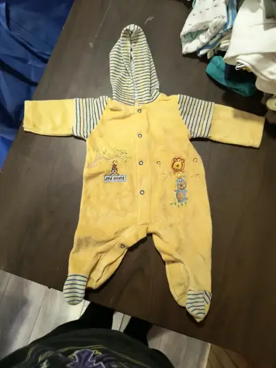 Enterito amarillo con capucha - miniatura 1