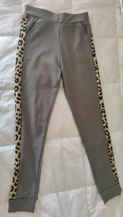 Pantalones deportivos con estampado leopardo - miniatura 1