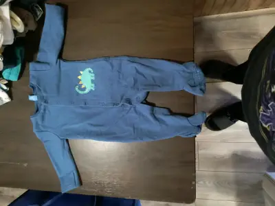 Pijama azul con dinosaurio - miniatura 1