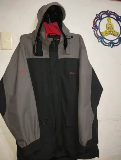 Chaqueta impermeable gris y negra - miniatura 1