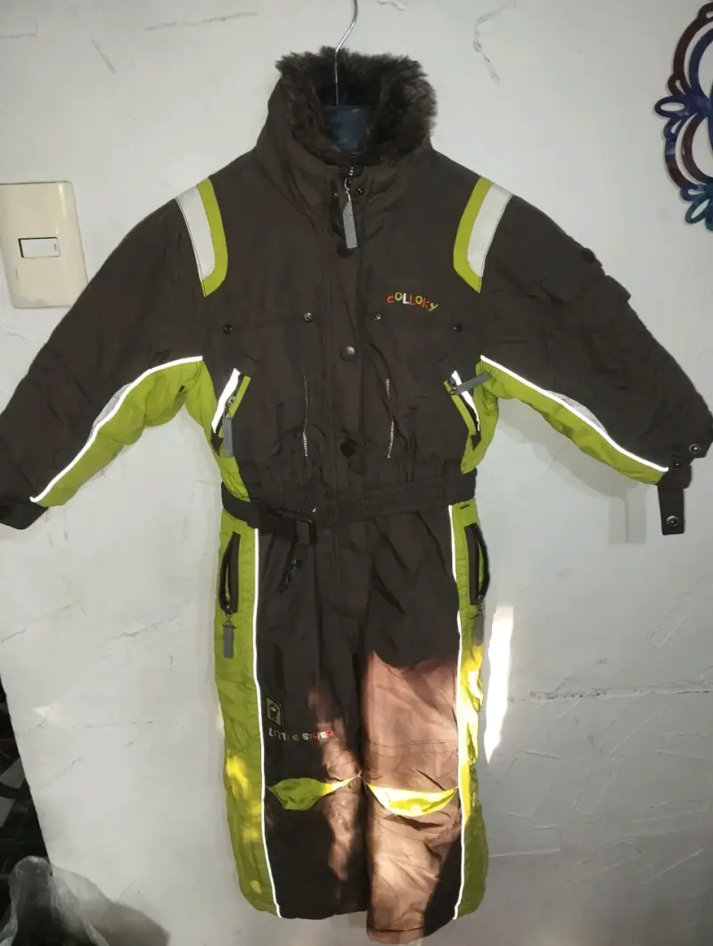 Chaqueta impermeable gris y negra - 6