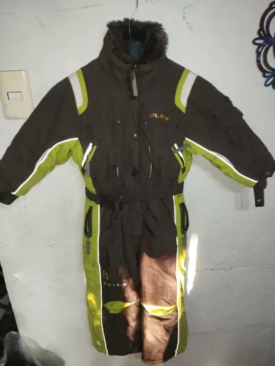 Chaqueta impermeable gris y negra - miniatura 6