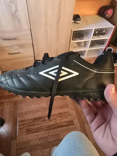 Zapatillas de fútbol negras - miniatura 1