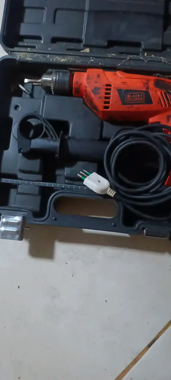 Taladro Black & Decker con estuche - 1