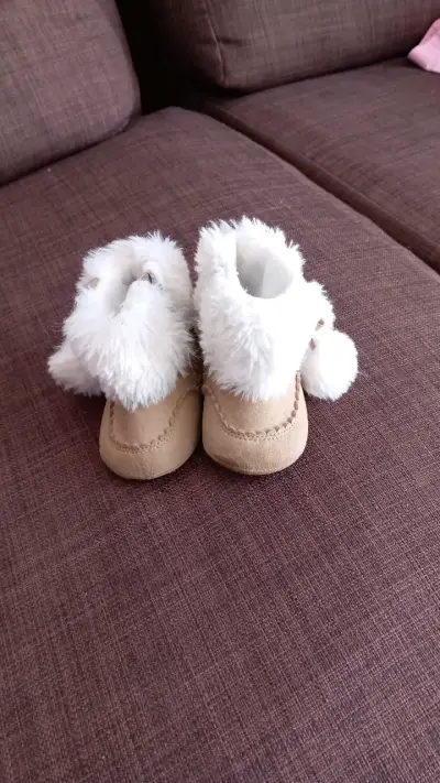 Botitas bebé beige con peluche - miniatura 1