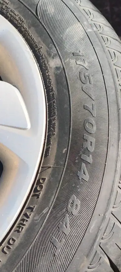 Neumático 175/70 R14 usado - miniatura 1