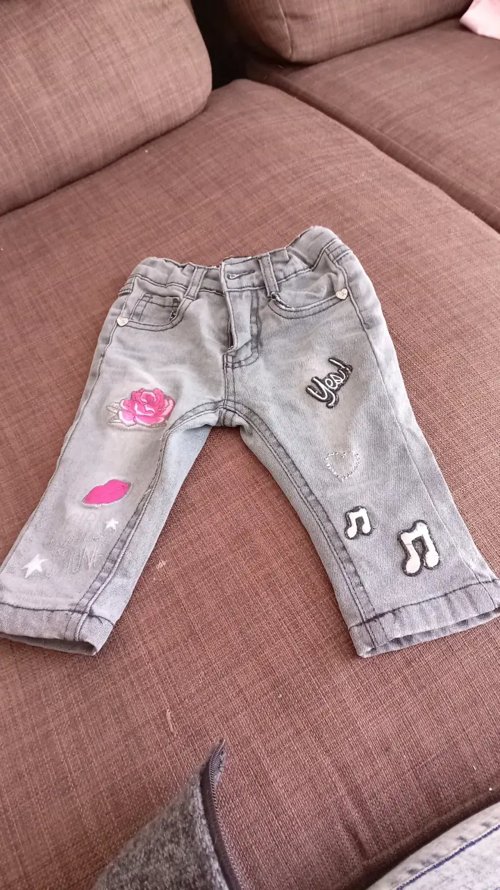 Jeans grises con diseños para niña