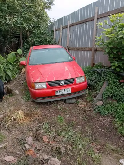 Auto Volkswagen rojo para reparación - miniatura 1