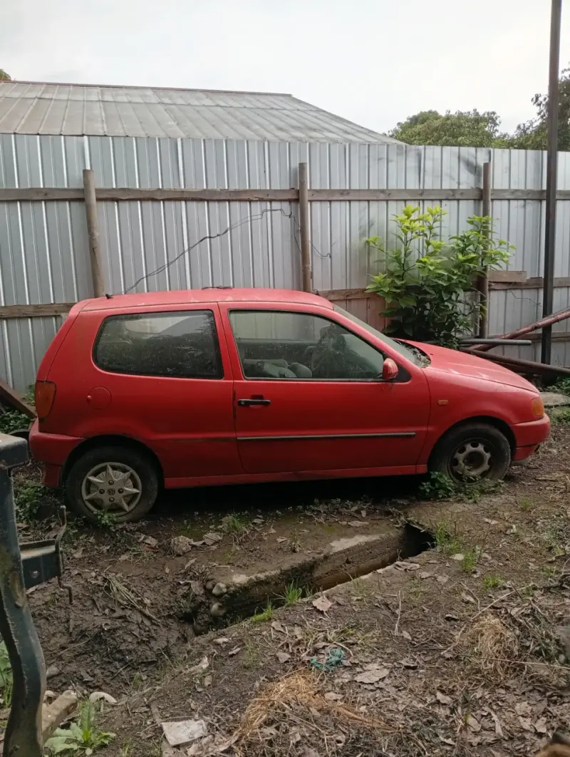 Auto Volkswagen rojo para reparación - 2