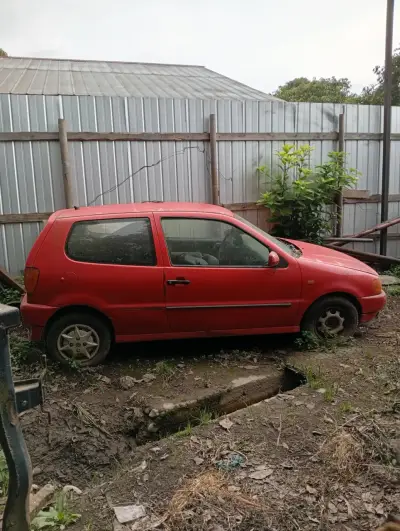 Auto Volkswagen rojo para reparación - miniatura 2