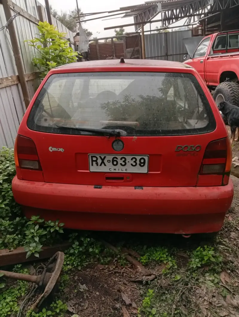 Auto Volkswagen rojo para reparación - 3