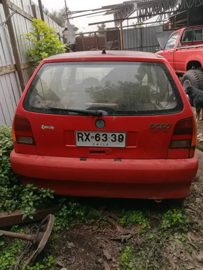 Auto Volkswagen rojo para reparación - miniatura 3