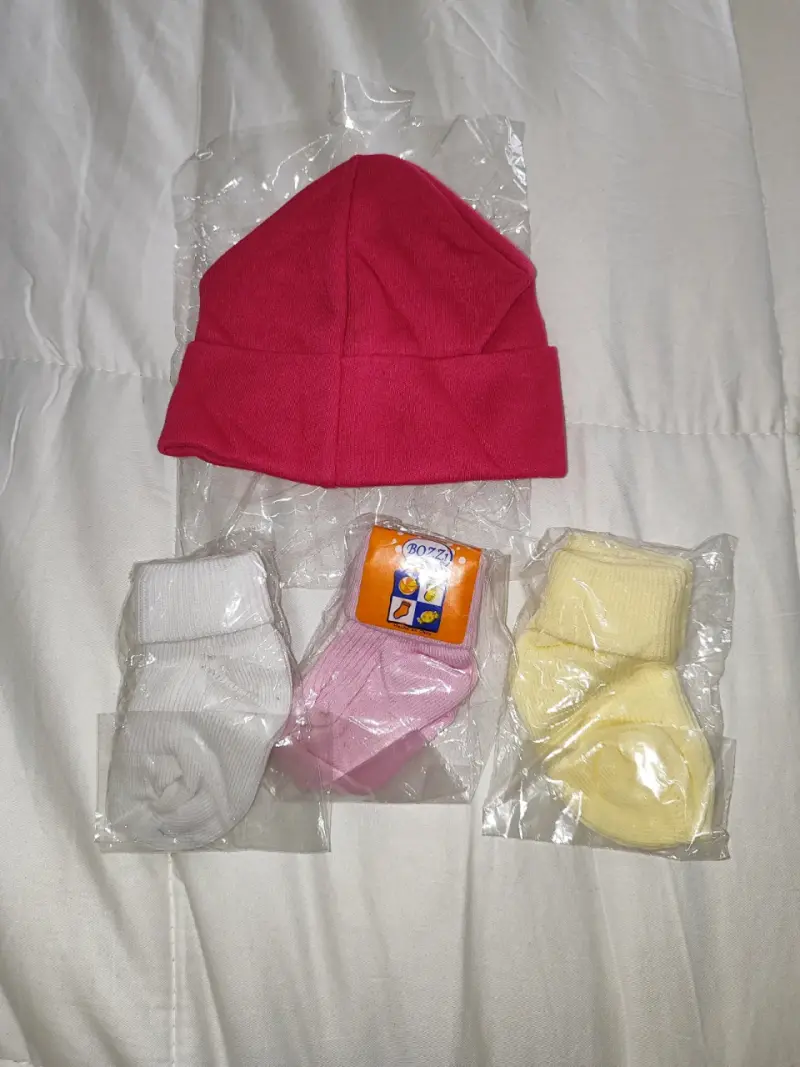 Set de gorro y calcetines bebé