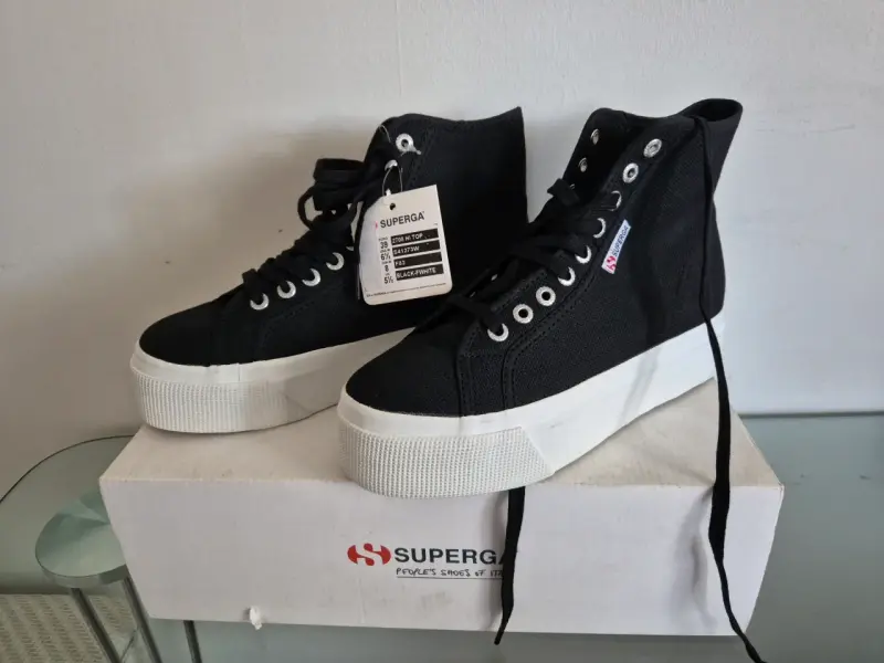 Zapatillas negras Superga altas