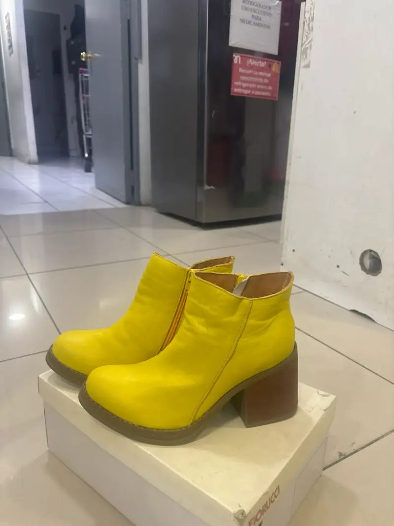 Botines amarillos con tacón - 1