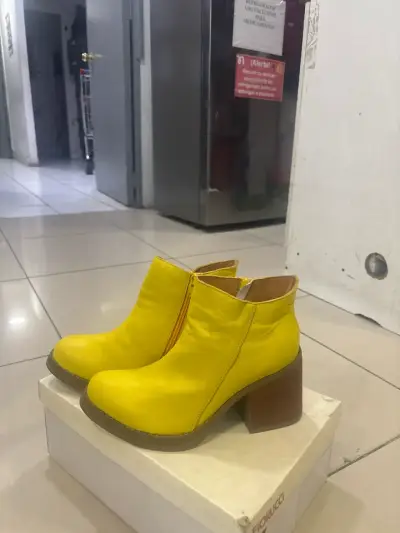 Botines amarillos con tacón - miniatura 1