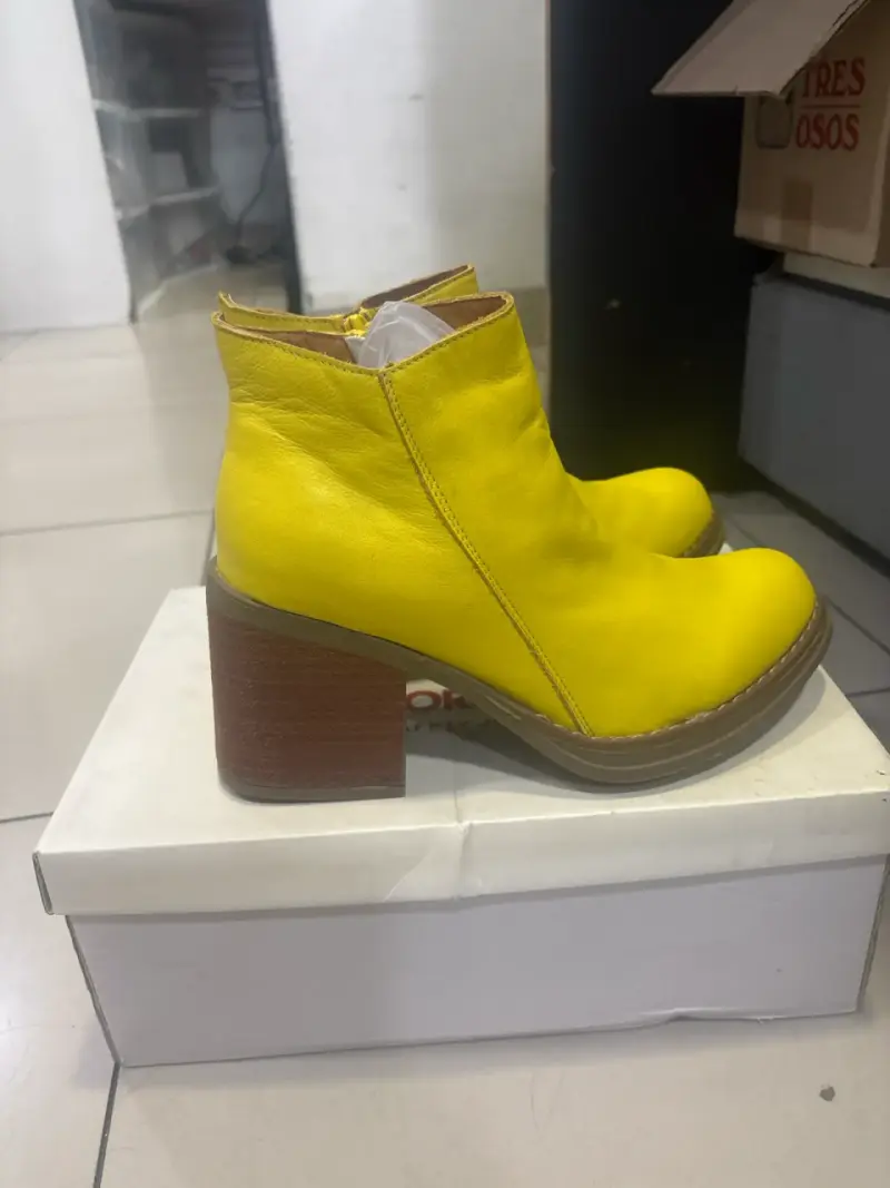 Botines amarillos con tacón - 3