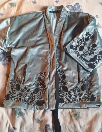Kimono verde petróleo con bordado floral - miniatura 1