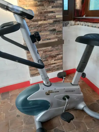 Bicicleta estática de ejercicio - miniatura 2