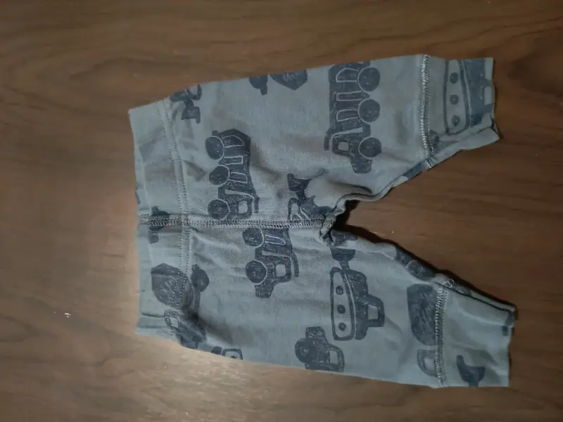 Pantalón bebé con estampado de trenes - 1