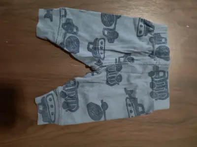 Pantalón bebé con estampado de trenes - miniatura 2