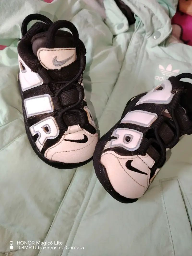 Zapatillas infantiles Nike blancas y negras - 1