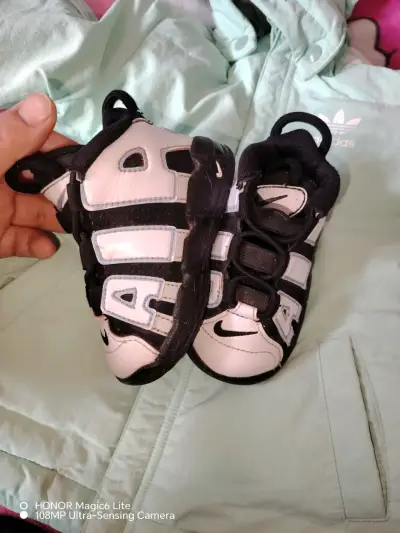Zapatillas infantiles Nike blancas y negras - miniatura 2