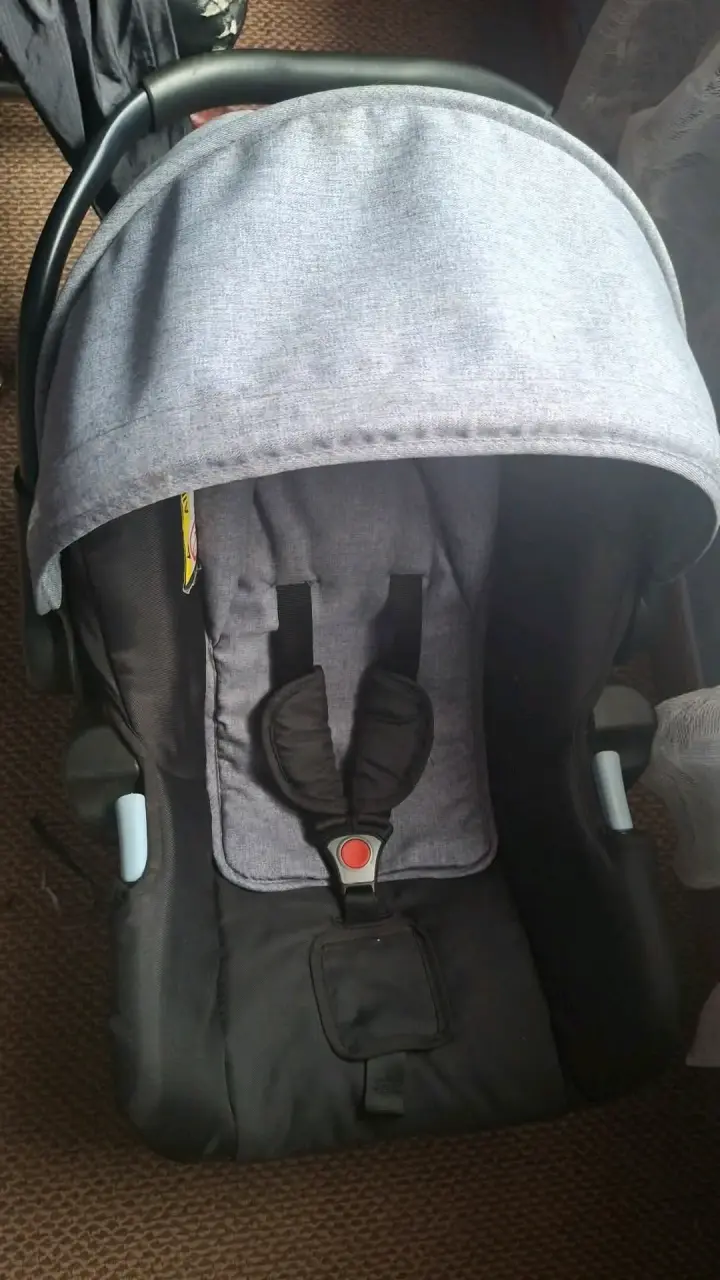 Silla de auto para bebé gris - 1