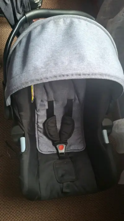 Silla de auto para bebé gris - miniatura 1