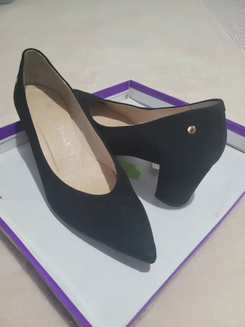 Tacones negros elegantes
