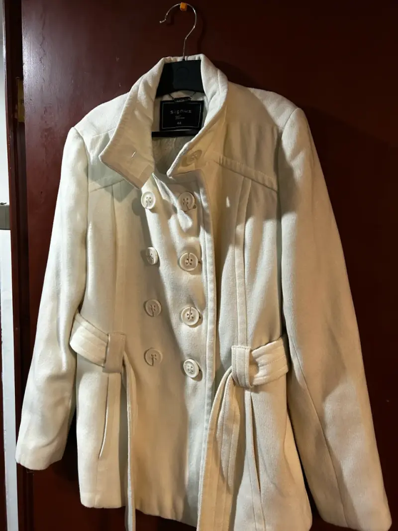 Abrigo blanco de paño estilo militar