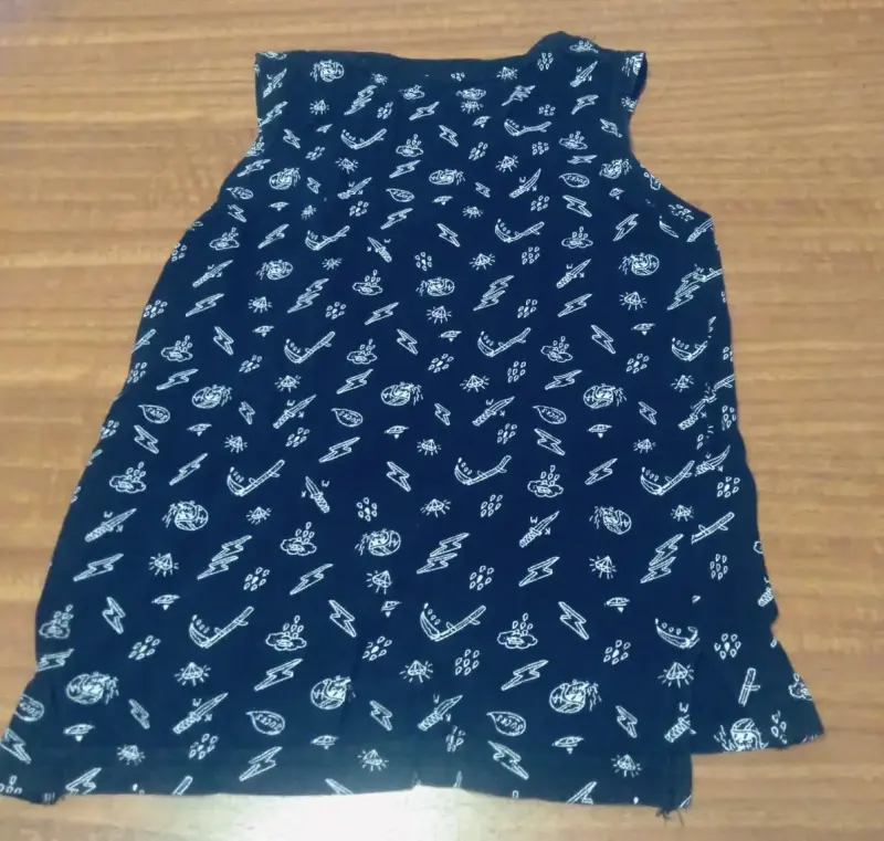 Polera sin mangas negra estampada - 2