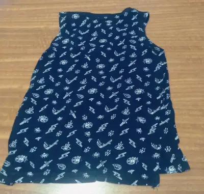 Polera sin mangas negra estampada - miniatura 2
