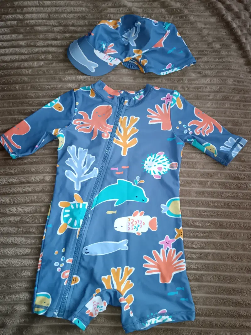 Traje de baño infantil con gorra