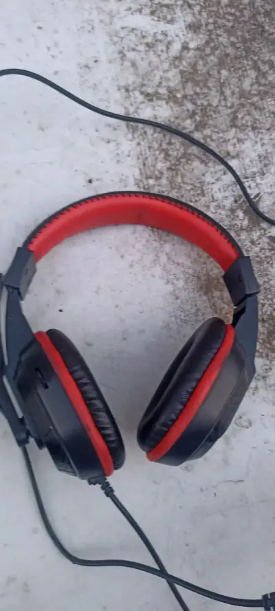 Auriculares negros con detalles rojos gamer - miniatura 1