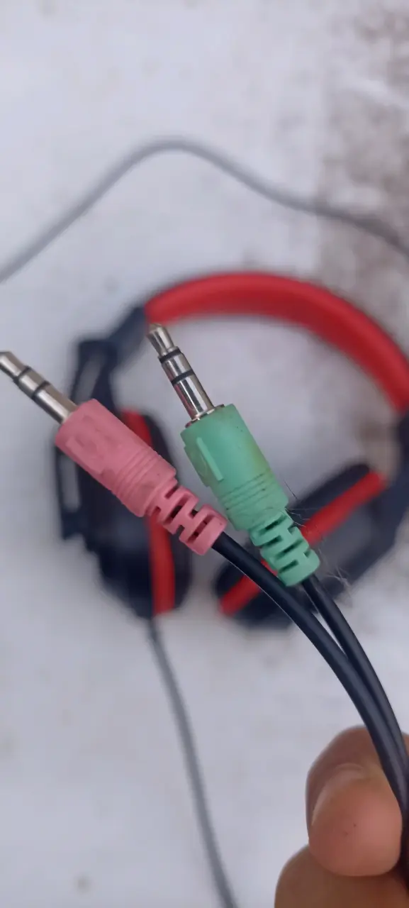 Auriculares negros con detalles rojos gamer - 2