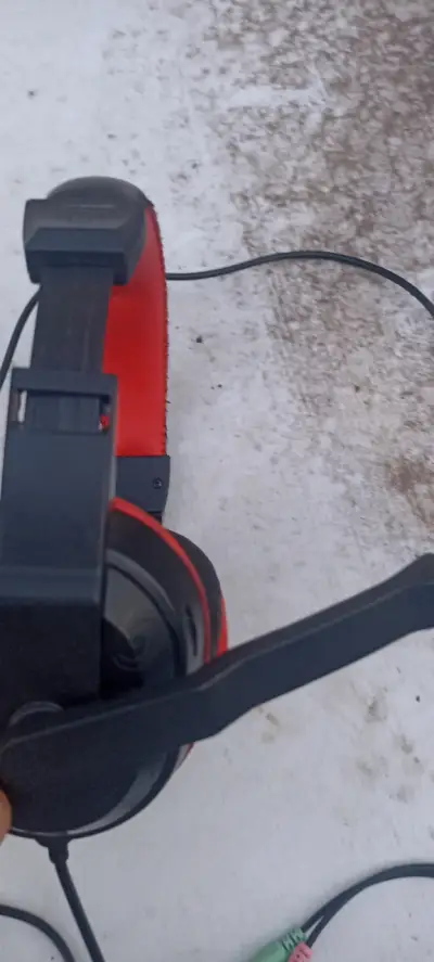 Auriculares negros con detalles rojos gamer - miniatura 3