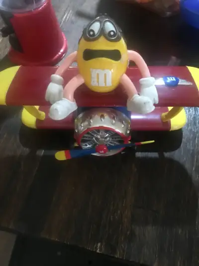Avión decorativo M&M amarillo - miniatura 1