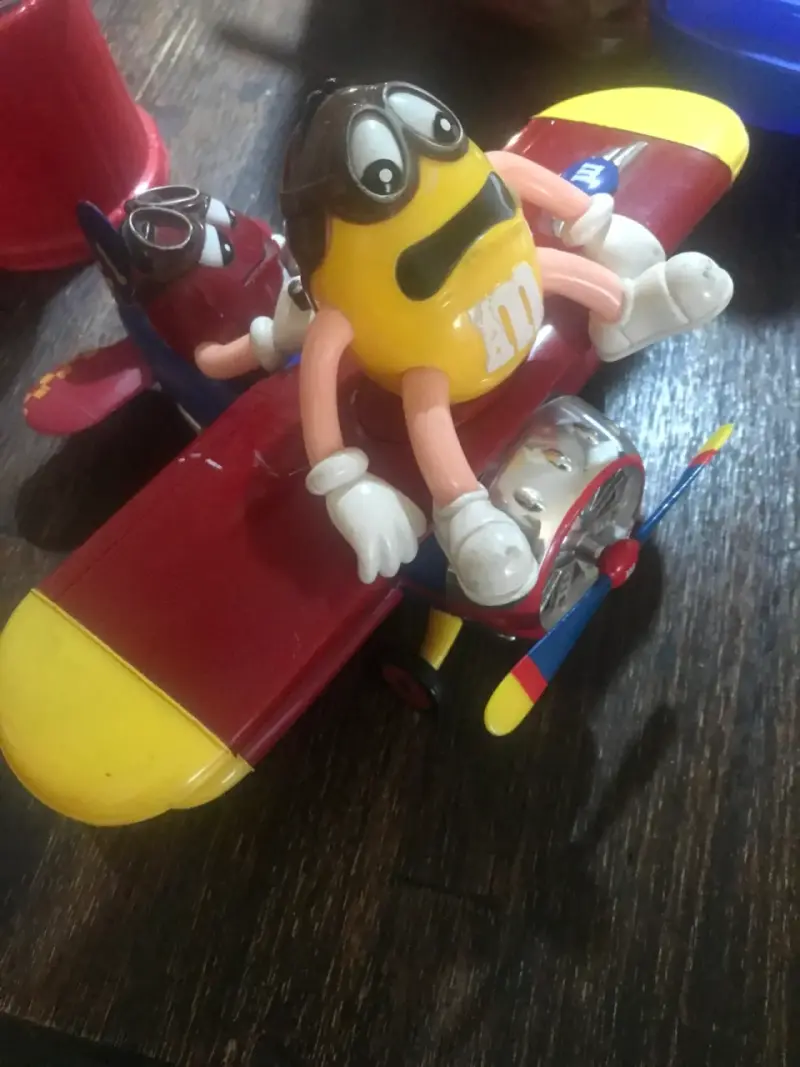 Avión decorativo M&M amarillo - 2