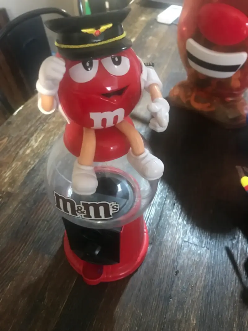 Dispensador M&M rojo con gorra