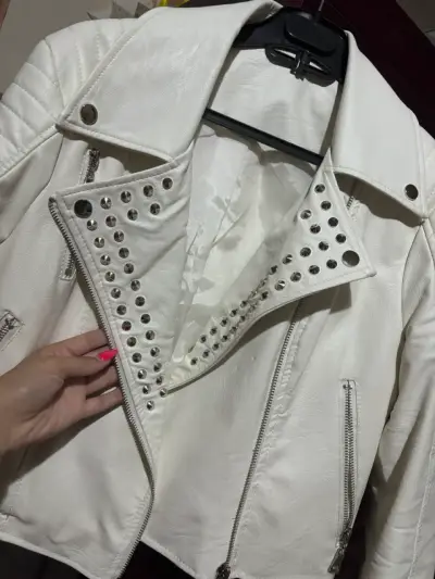 Chaqueta blanca con tachuelas - miniatura 1