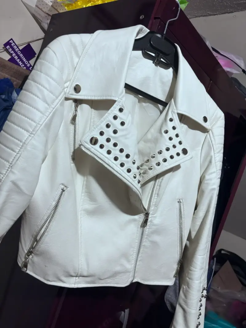 Chaqueta blanca con tachuelas - 2