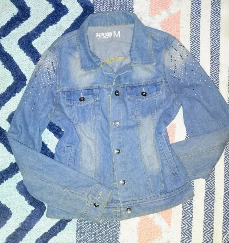 Chaqueta de mezclilla con tachas - 1