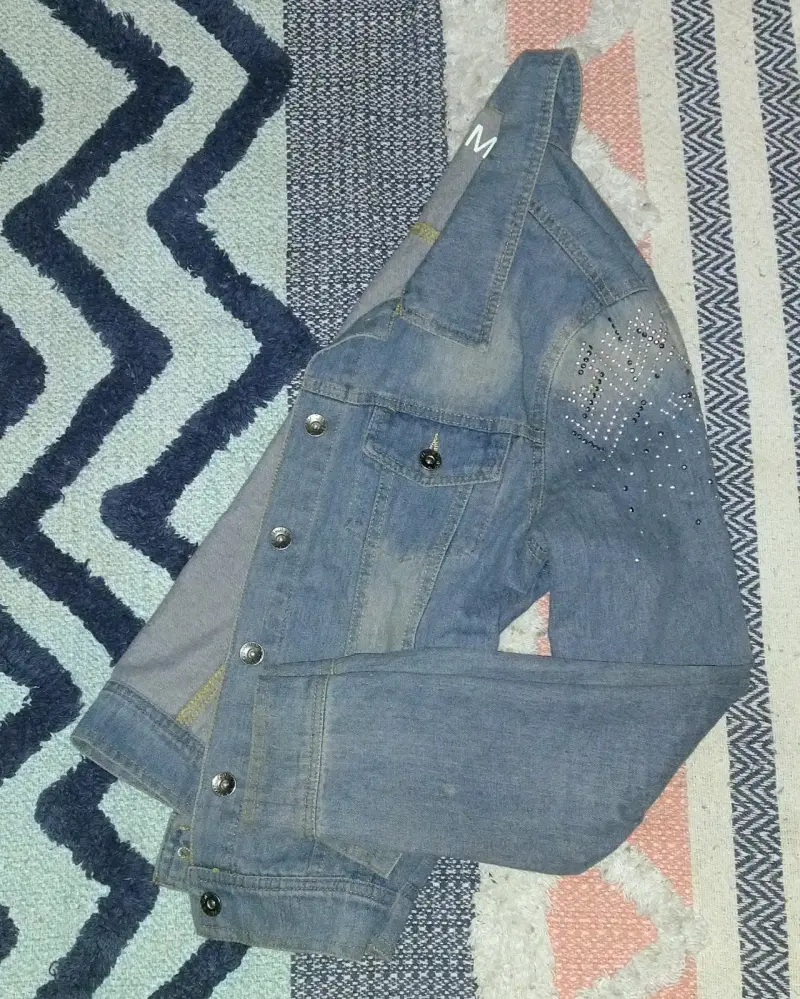 Chaqueta de mezclilla con tachas - 3